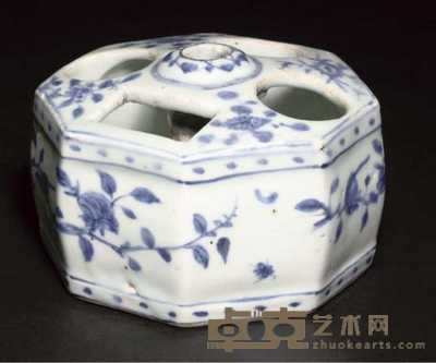 16th century A blue and white octagonal brush and ink stand 